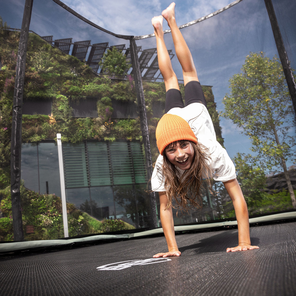 Pige laver håndstand på BERG trampolin — oplev BERG Experience Center i Aarhus